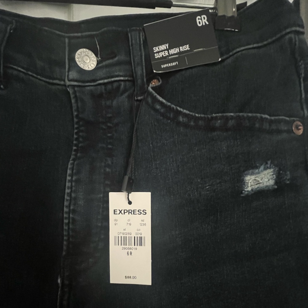 NWT Express Women’s Super High Waisted Dark Wash Ripped Supersoft Skinny Jeans 6 - Picture 3 of 7